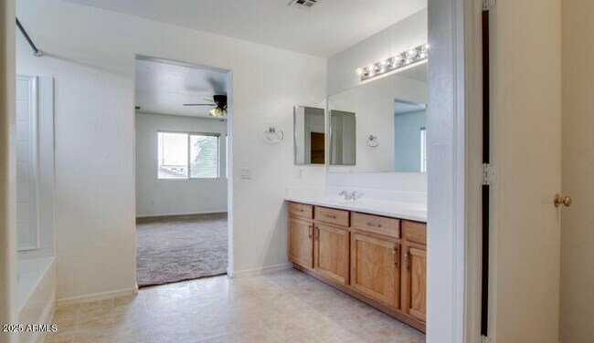 Building Photo - 388 E Palomino Way