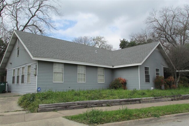 Primary Photo - 1500 Cullen Ave
