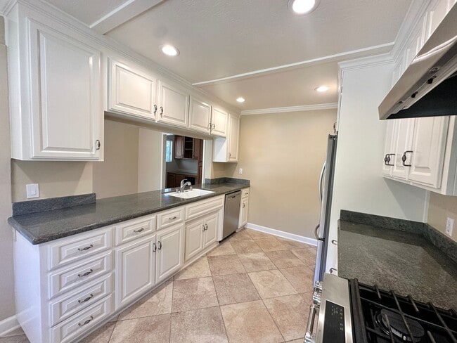 Building Photo - Beautiful 4 Bed 3 Bath Home with Attached ...