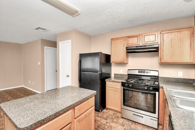 Building Photo - 6329 Settlers Square Ln