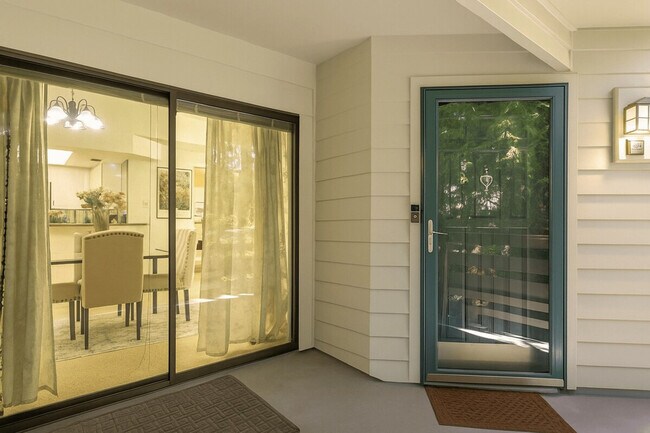 Building Photo - 1264 Bellevue Way NE