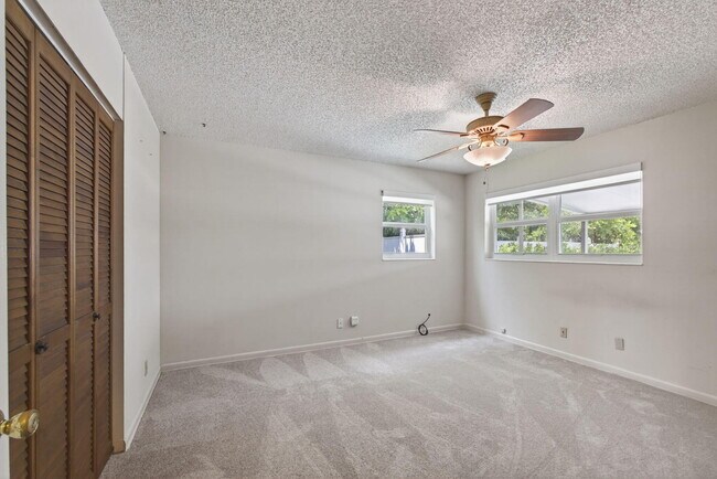 Building Photo - 704 Juniper Dr