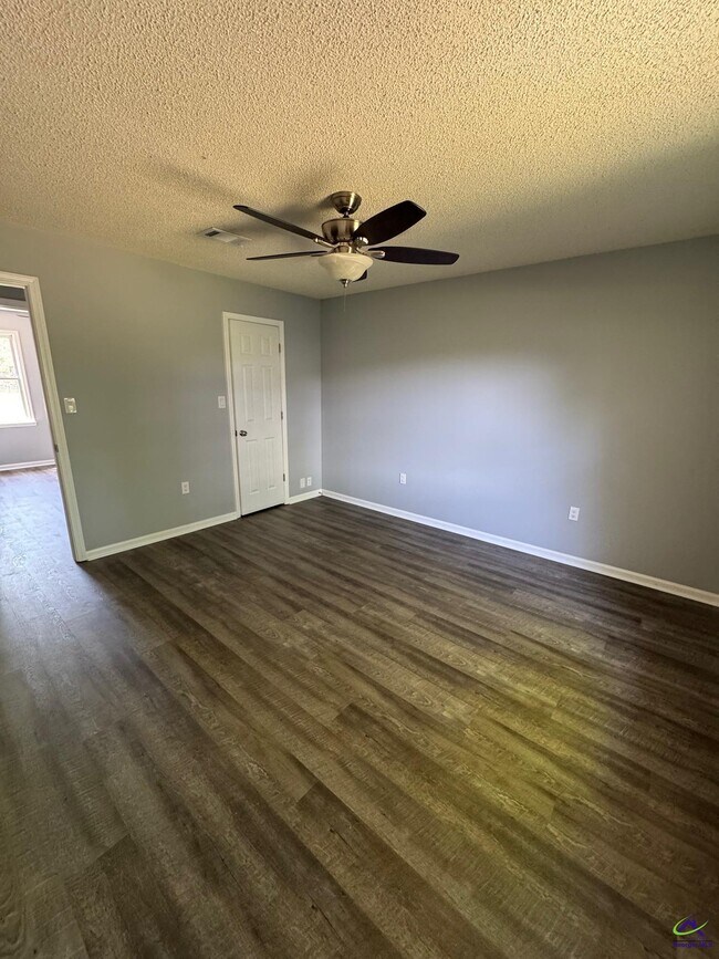 Building Photo - 700 Fieldstone Rd