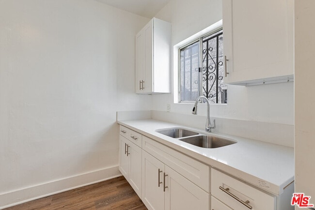 Building Photo - 220 E Vernon Ave