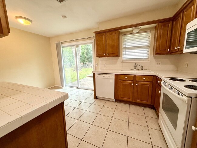 Building Photo - Cute Home w/Great Yard!