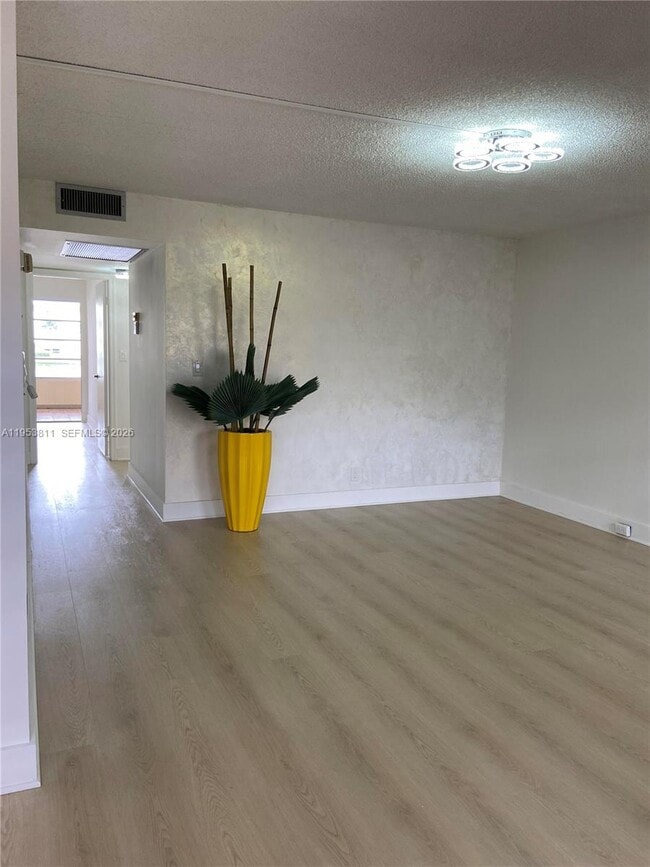 Building Photo - 1903 Bermuda Cir