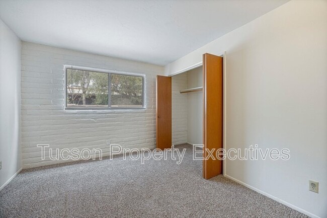 Building Photo - 3534 N Palmer Dr