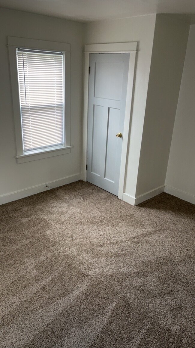 Building Photo - 32 Stafford Ave