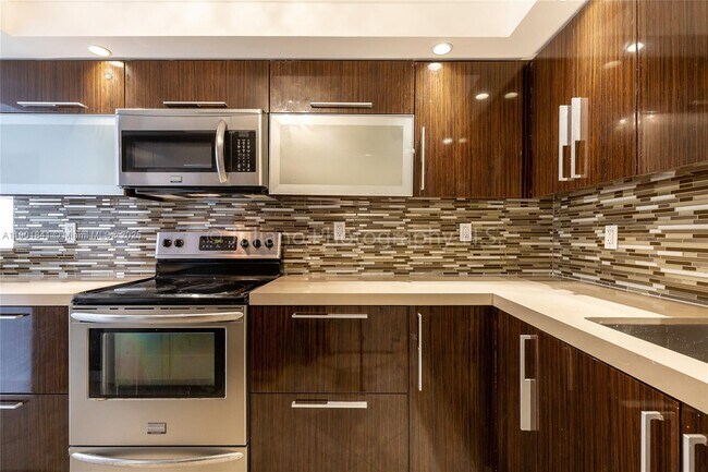 Building Photo - 6039 Collins Ave