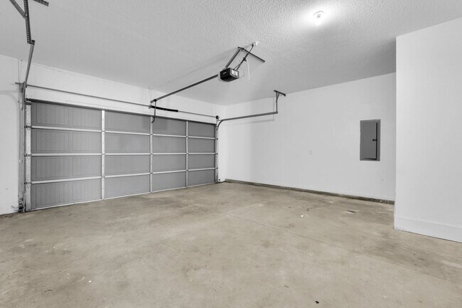Building Photo - AVAILABLE MAY 2025 [NO PETS PREFERRED: x1 ...