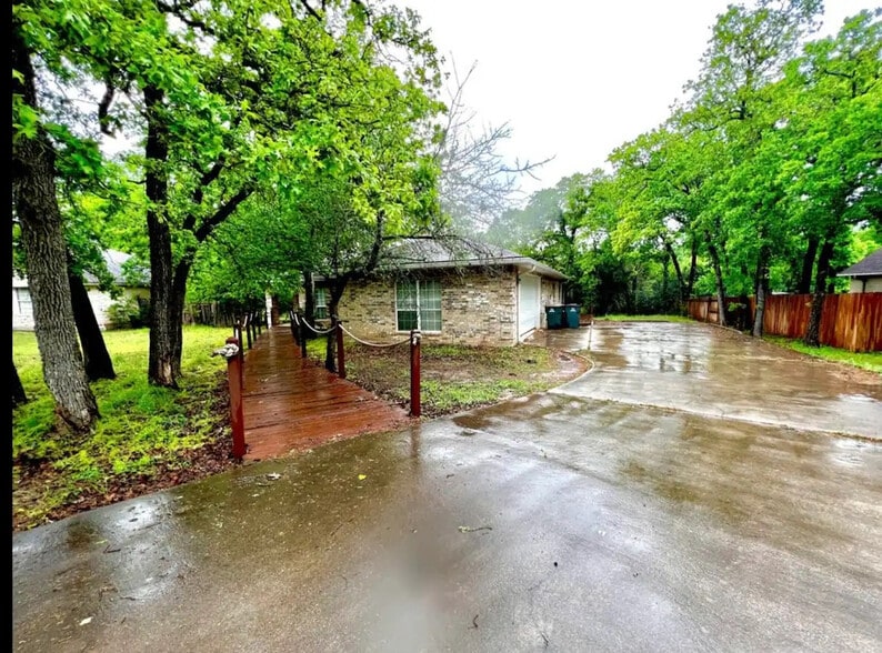 Building Photo - Room in House on Copper Hills Dr