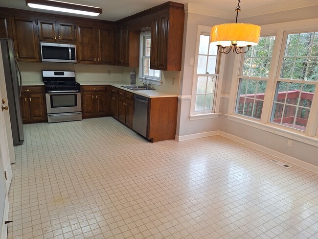 Building Photo - 5 bedroom/2.5 bathroom- Ford's Colony