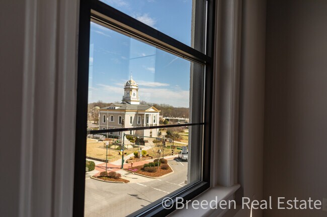 Building Photo - 100 W Union St