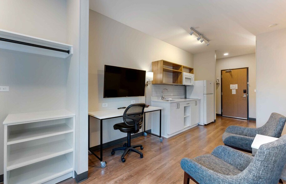 Building Photo - Furnished Studio-Chandler