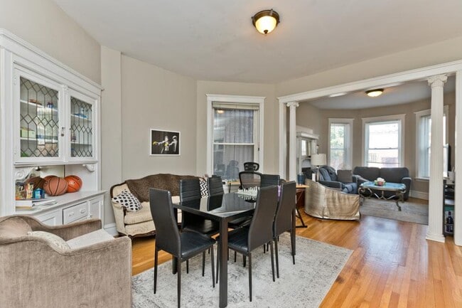 Building Photo - 3 bedroom in Chicago IL 60657