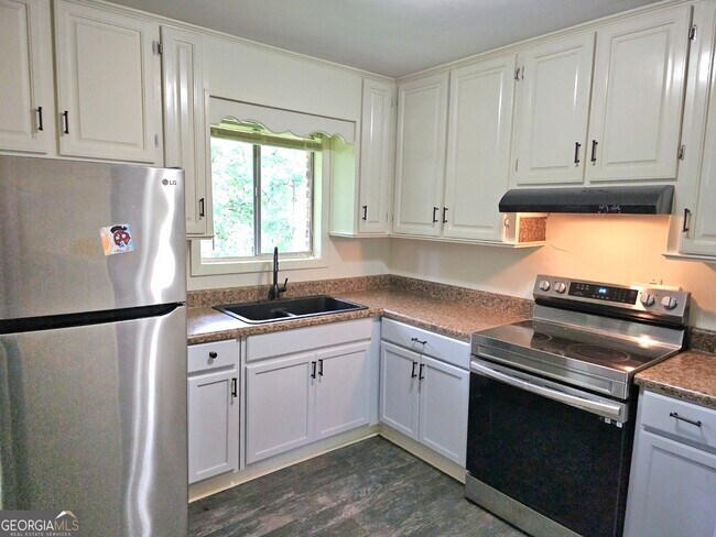 Building Photo - 5690 Deerfield Ct