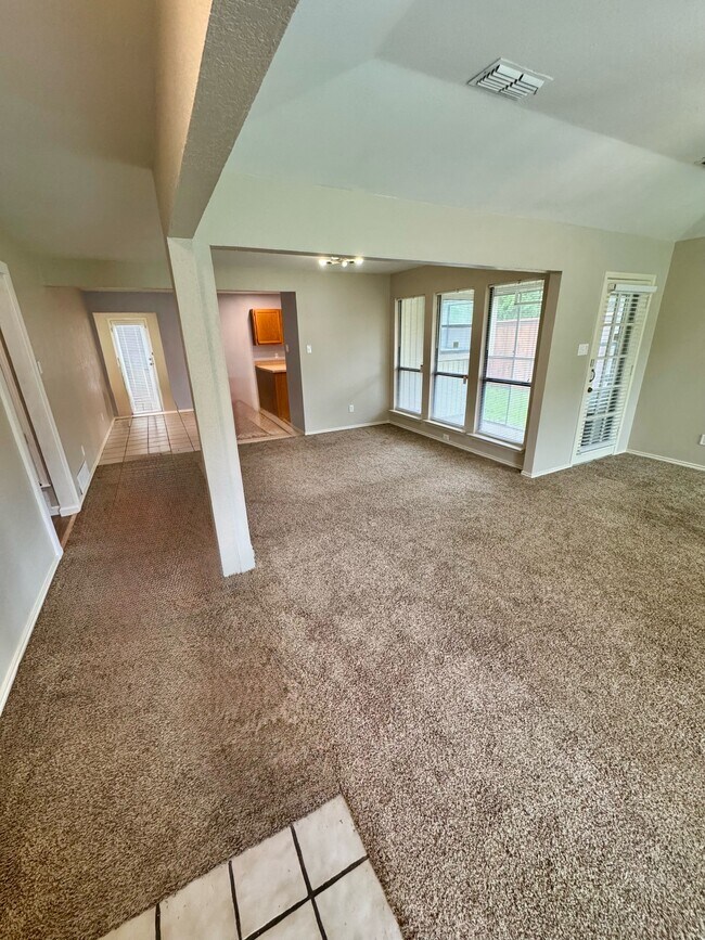 Building Photo - 3205 Hillcrest Dr