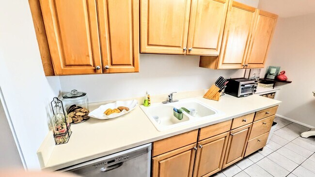 Building Photo - Annual UNfurnished Siesta Key Gulf front 2/2 condo with water views!