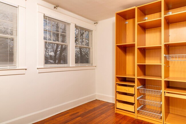 Building Photo - 180 Rosemont Garden