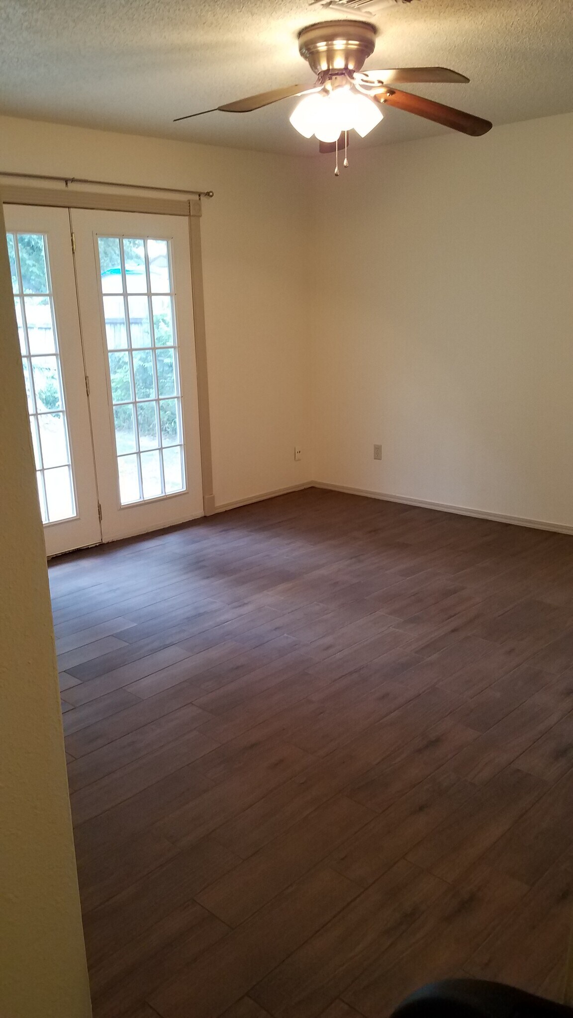 Livingroom. New Tilemplank look flooring - 406 Gayclifee Terrace