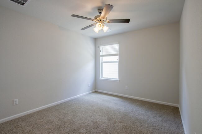 Building Photo - 876 Kickapoo Ln