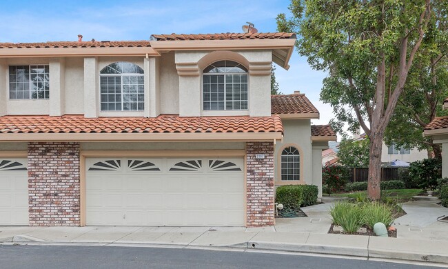 Building Photo - Newly Remodeled Townhome in Desirable Comm...