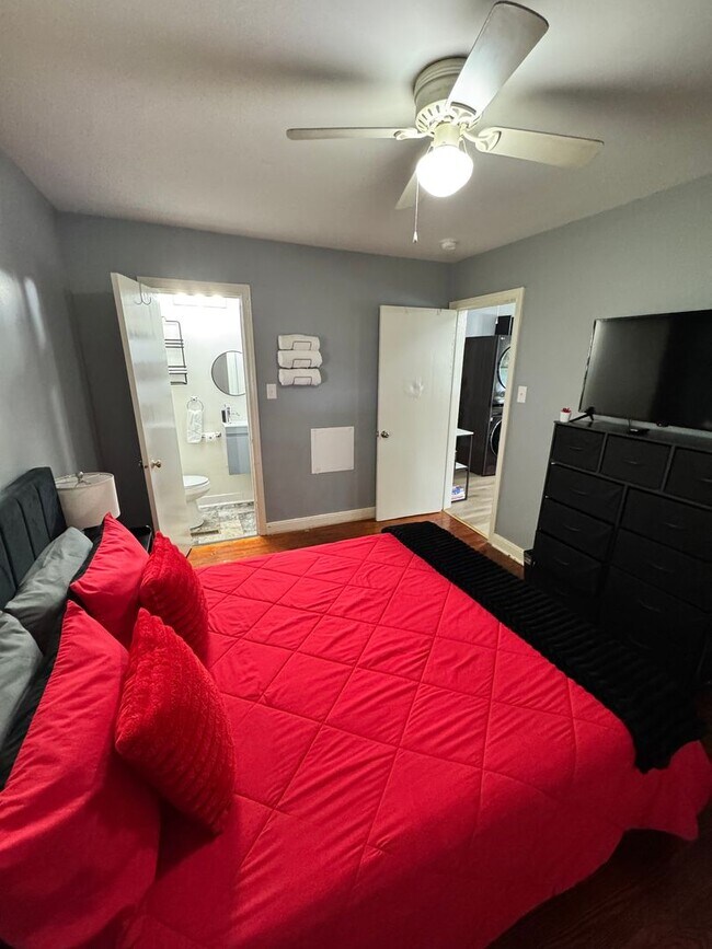 Building Photo - 3 Bed 3 Bath House near VCU and Byrd Park!