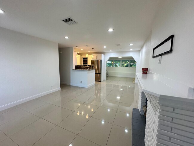 Building Photo - 104 NE 16th Ave