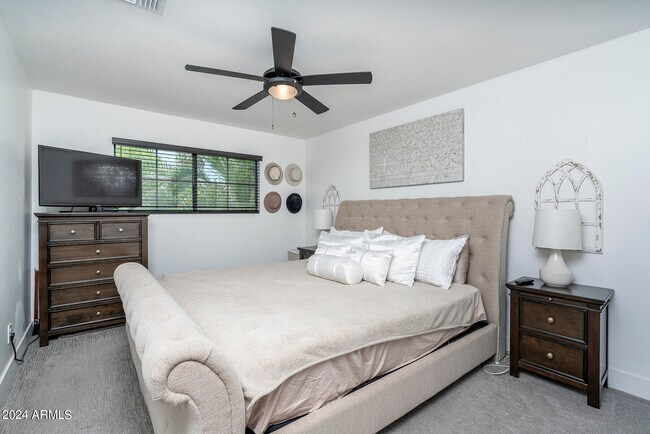 Building Photo - 8725 E Bonnie Rose Ave