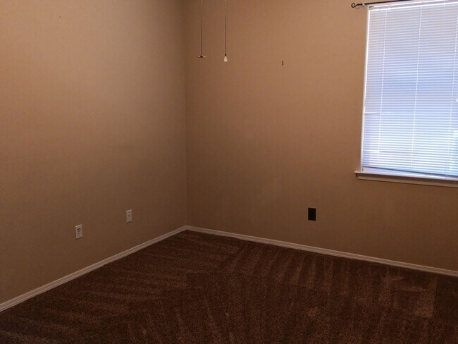 Building Photo - Charming 3-bedroom, 2-bathroom house! Showings Available Now!