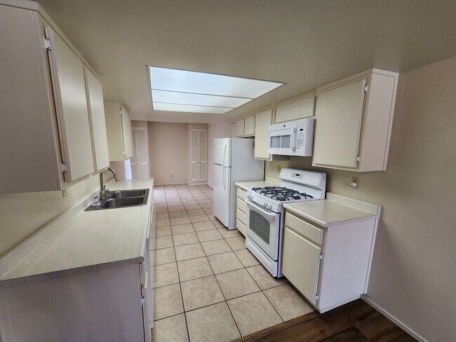 Building Photo - Adorable 2 Bed, 2 Bath Home in a 55+ Commu...