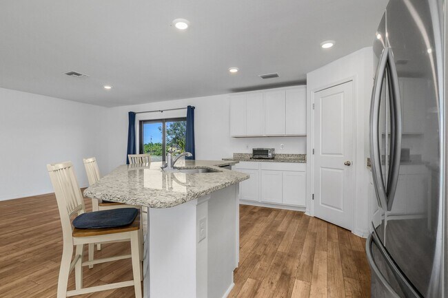 Building Photo - NOW AVAILABLE - 3/2 with 2 Car Garage in Mirror Lakes!
