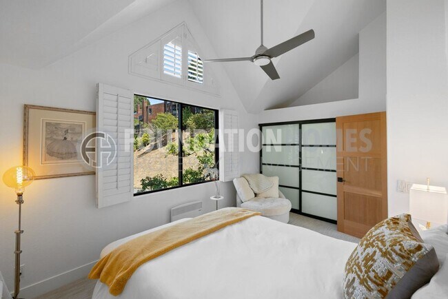 Building Photo - Modern View Condo Steps from Trails & Gold...