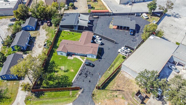 Building Photo - 1266 Dove St