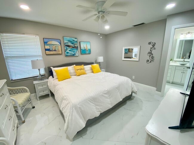 Building Photo - 1127 E Seminole Ave