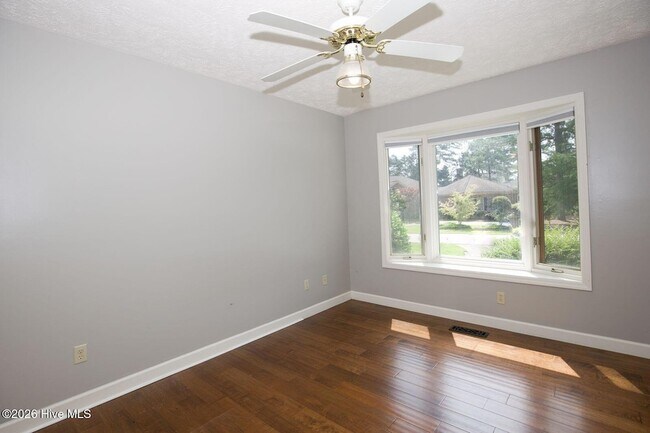 Building Photo - 1205 Greenbriar Dr