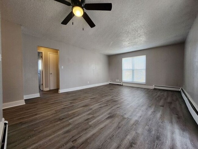 Building Photo - Updated 2-Bed, 1-Bath Apartment – On-Site Laundry | Move-In Special: Get 50% Off Your First Month...