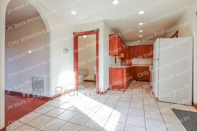 Building Photo - 3232 N Michigan Ave