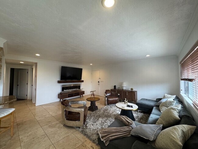 Building Photo - Fully Furnished/Unfurnished Condo for Rent...