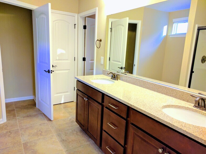 Building Photo - 120 Brassica Ln