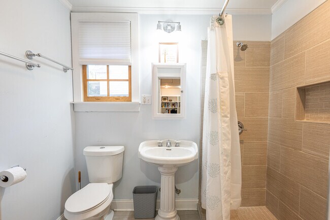 Building Photo - 566 Newberry St SW