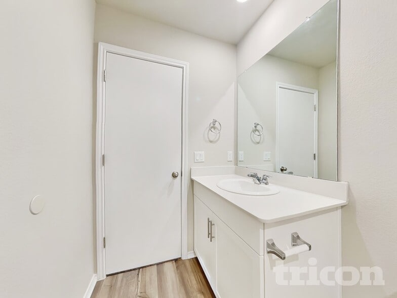 Building Photo - 5121 Saddle Clb Dr
