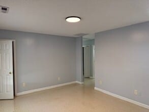 Building Photo - 245 Lakewood Dr