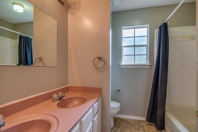 Building Photo - Wonderful 4BR/2.5 Bath in Encino Park -- D...