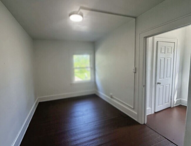 Building Photo - 724 S Linden Ave