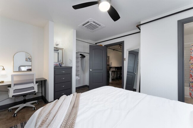 Building Photo - 201 S Chaparral St