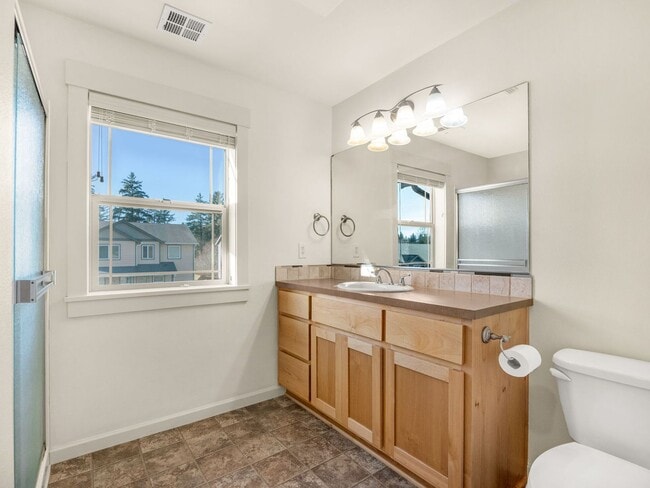 Building Photo - 330 SW Kalmia Ave