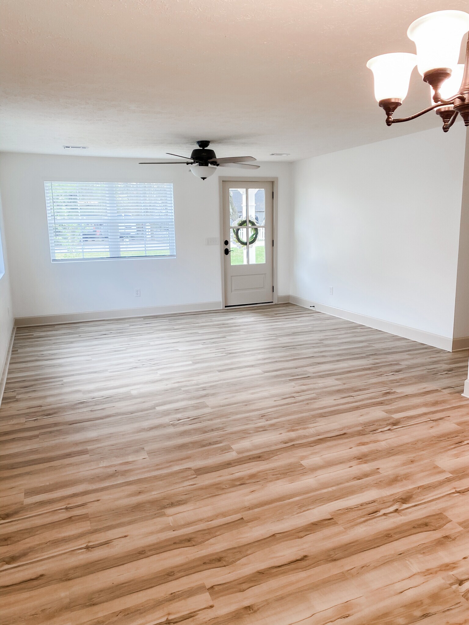 Large, open family room - 223 Woodglen Dr