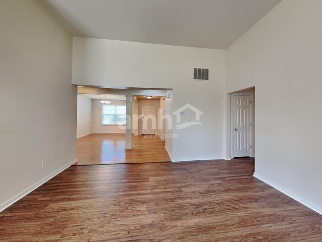 Building Photo - 975 Donington Cir