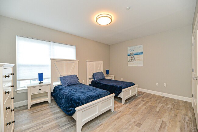 Building Photo - Gorgeous 2 bedroom very spacious condo at the Riviera